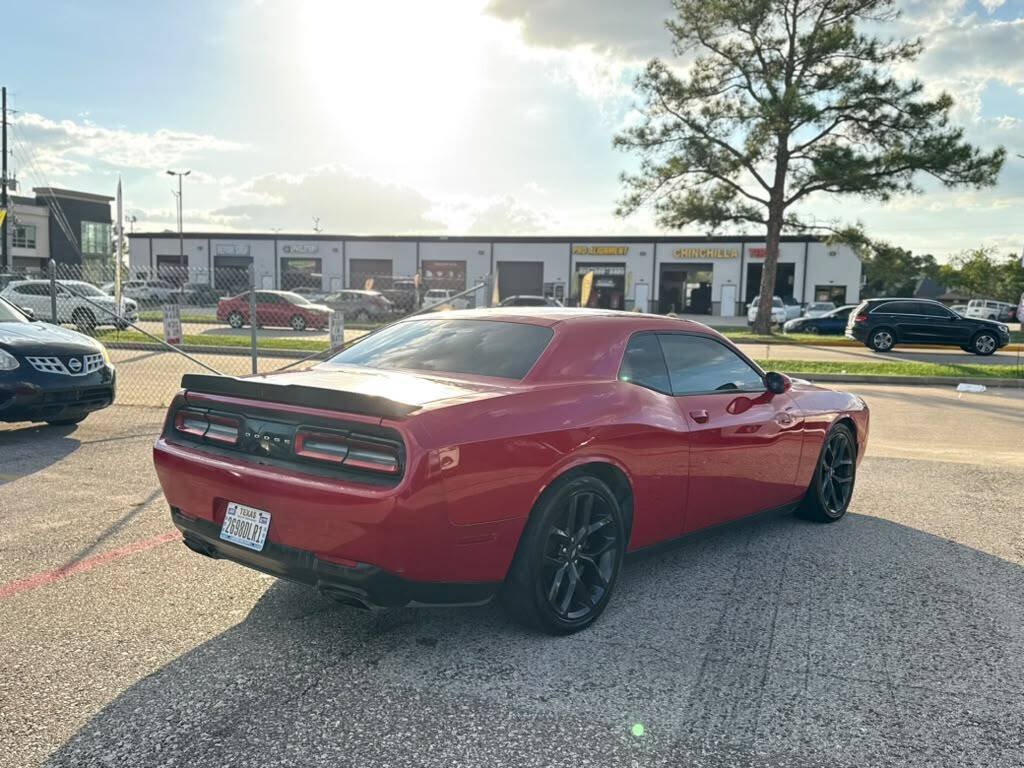 Used 2017 Dodge Challenger R/T Scat Pack w/ Leather Interior Group RWD image 12