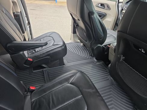 Used 2021 Chrysler Pacifica Touring-L FWD image 12