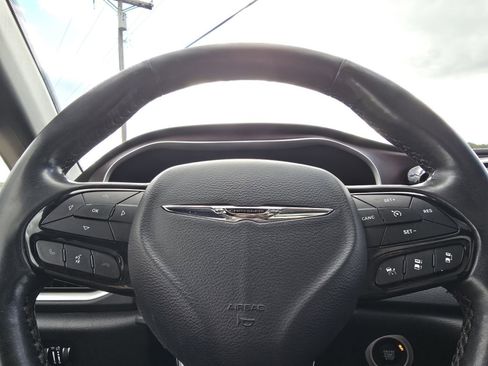 Used 2020 Chrysler Pacifica Touring-L image 25