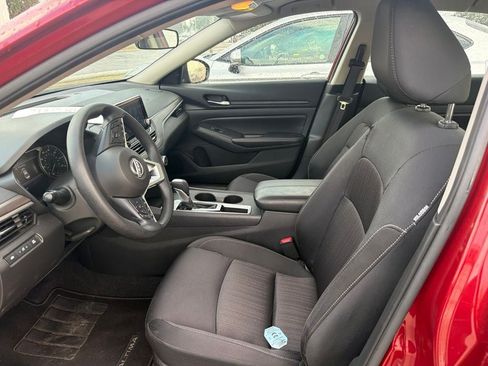 Used 2025 Nissan Altima 2.5 SV FWD image 2