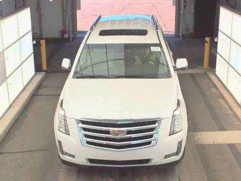 Used 2016 Cadillac Escalade Luxury image 2