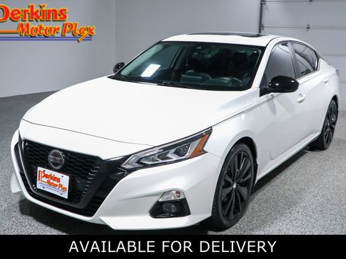 Used 2022 Nissan Altima 2.5 SR w/ Midnight Edition Package FWD image 1