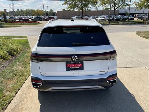 New 2025 Volkswagen Taos SE image 3