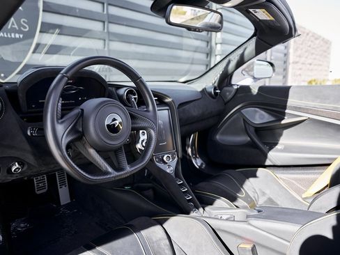 Used 2022 McLaren 720S Spider image 2