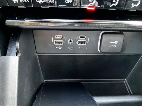 Used 2023 Jeep Grand Cherokee Limited w/ Black Appearance Package image 27