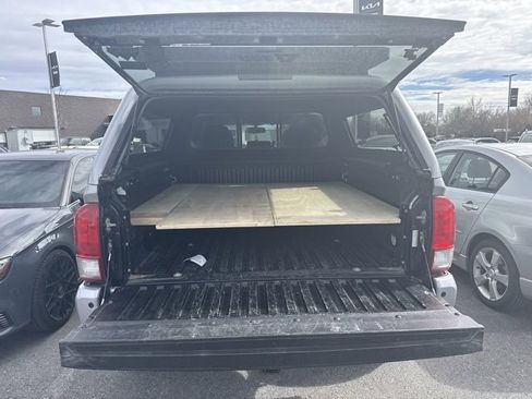 Used 2017 Toyota Tacoma TRD Off-Road w/ Premium & Technology Package image 6