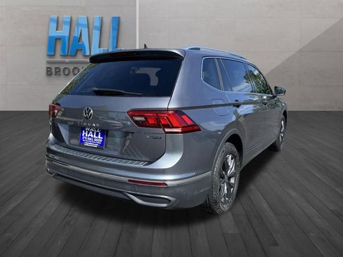 Used 2024 Volkswagen Tiguan SE w/ Panoramic Sunroof Package AWD/4WD image 6