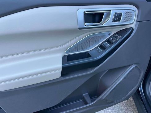 Used 2020 Ford Explorer Platinum w/ Premium Technology Package image 25