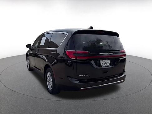Used 2025 Chrysler Pacifica Select FWD image 9