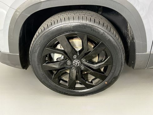 Used 2023 Volkswagen Taos SE w/ Panoramic Sunroof Package image 11