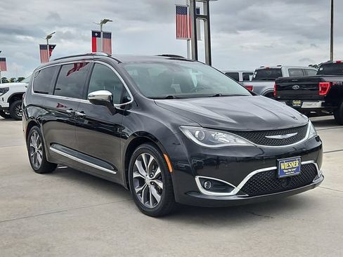 Used 2018 Chrysler Pacifica Limited w/ Advanced Safetytec Group FWD image 3