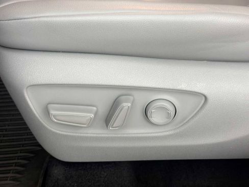 Used 2022 Toyota Highlander XLE AWD/4WD image 14
