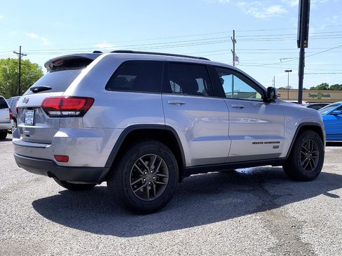Used 2016 Jeep Grand Cherokee Laredo 75th Anniversary image 8