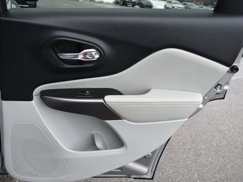 Used 2019 Jeep Cherokee Limited image 42