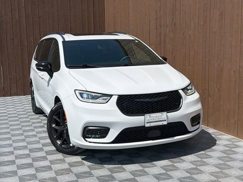 Used 2025 Chrysler Pacifica Limited FWD image 13