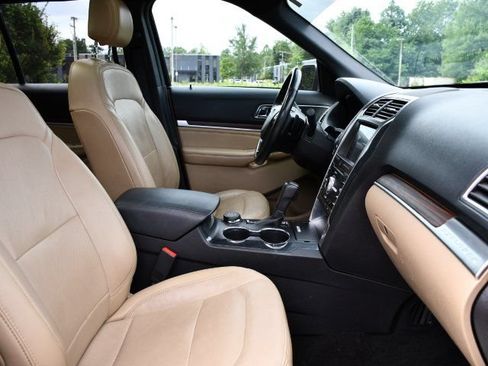 Used 2017 Ford Explorer Limited w/ Equipment Group 301A AWD/4WD image 32