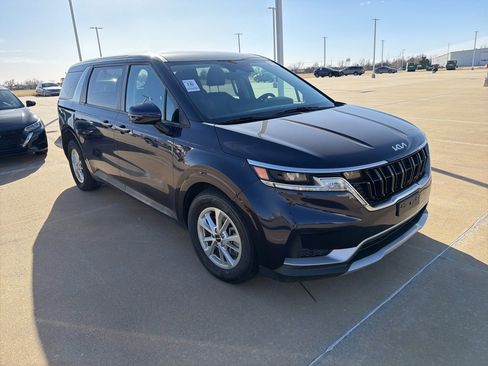 Used 2024 Kia Carnival LX image 3