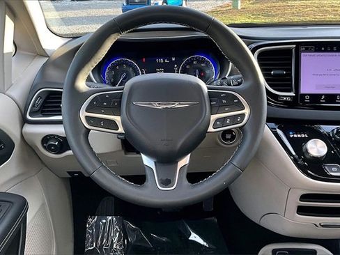 Used 2024 Chrysler Pacifica Touring-L image 5