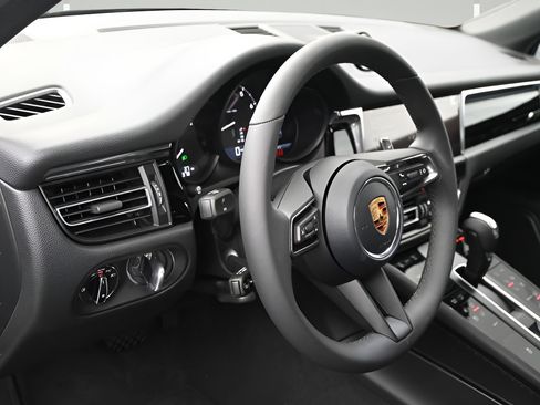 Certified 2026 Porsche Macan AWD/4WD image 5