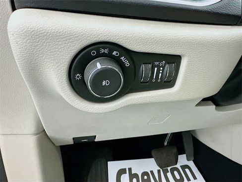 Used 2017 Chrysler Pacifica Touring-L Plus image 10