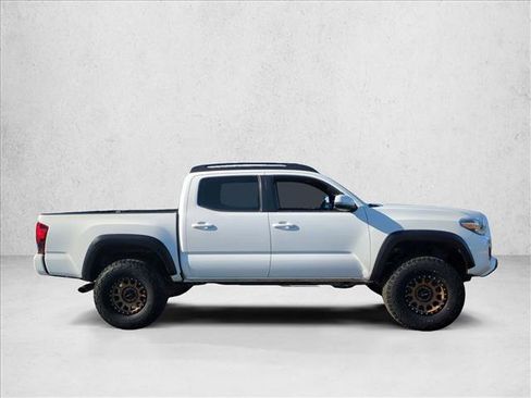 Used 2018 Toyota Tacoma TRD Off-Road w/ Technology Package image 4