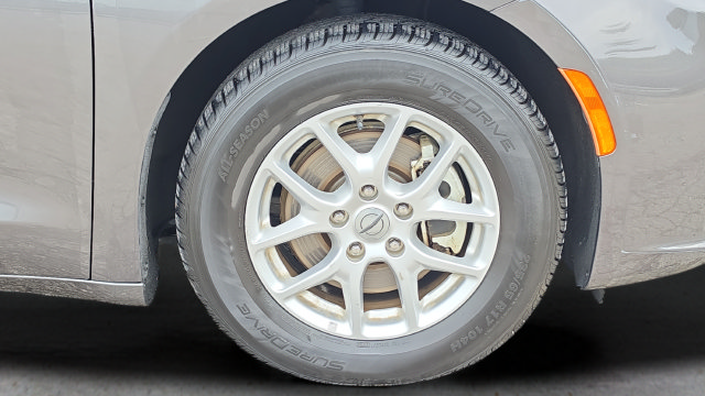 Used 2023 Chrysler Pacifica Touring-L FWD image 17