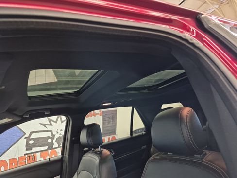 Used 2017 Ford Explorer Limited w/ Equipment Group 301A FWD image 9