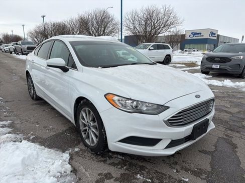 Used 2017 Ford Fusion SE w/ Fusion SE Technology Package image 2