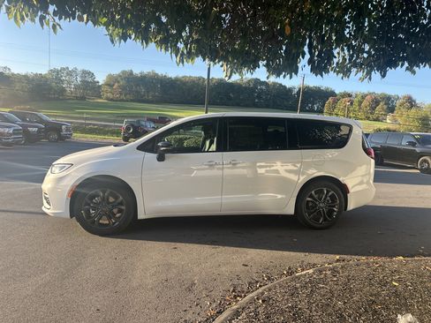New 2026 Chrysler Pacifica Select image 7