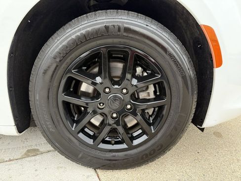 Used 2020 Chrysler Pacifica Touring-L image 21