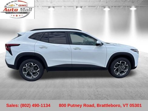 Used 2024 Chevrolet Trax LT w/ Sunroof Package FWD image 8