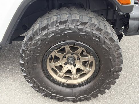 Used 2019 Jeep Wrangler Unlimited Sahara image 35