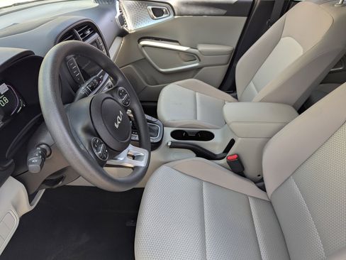 Certified 2025 Kia Soul LX w/ LX Technology Package image 20