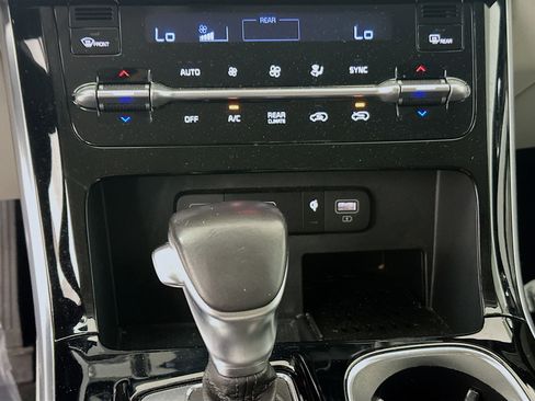 Used 2024 Kia Carnival EX FWD image 23