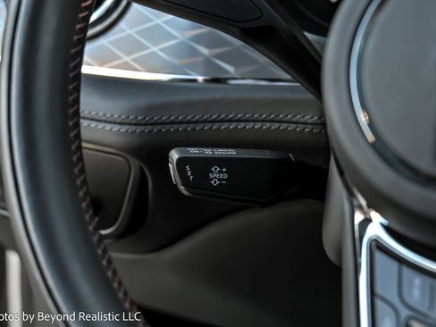 Used 2023 Bentley Bentayga image 42