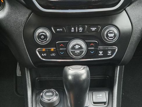 Used 2022 Jeep Cherokee Limited AWD/4WD image 20