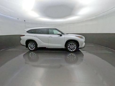 Certified 2025 Toyota Highlander Limited AWD/4WD image 8