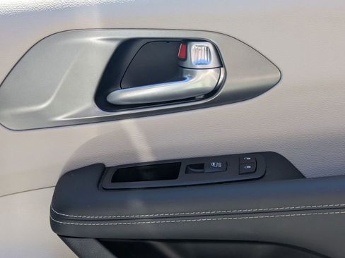 Used 2024 Chrysler Pacifica Touring-L FWD image 33