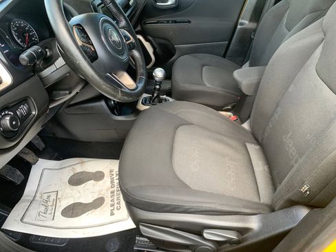 Used 2015 Jeep Renegade Latitude AWD/4WD image 8