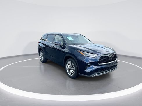 Used 2023 Toyota Highlander Platinum FWD image 2
