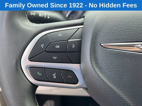 Used 2023 Chrysler Pacifica Limited FWD image 24