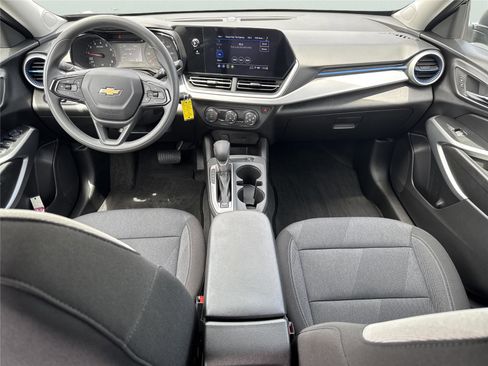 Used 2025 Chevrolet Trax LS FWD image 13
