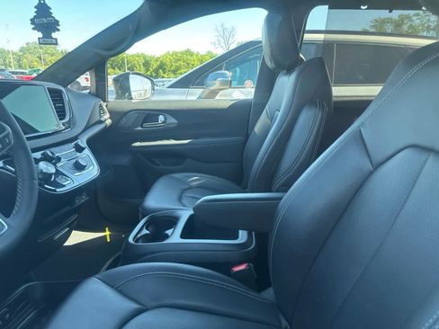 Used 2025 Chrysler Pacifica Select FWD image 30