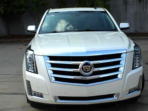Used 2015 Cadillac Escalade ESV Luxury image 3