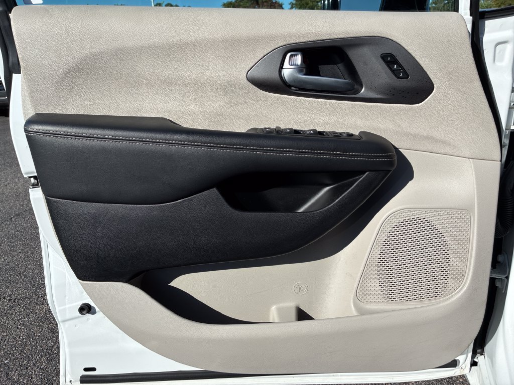 Used 2024 Chrysler Pacifica Touring-L FWD image 26