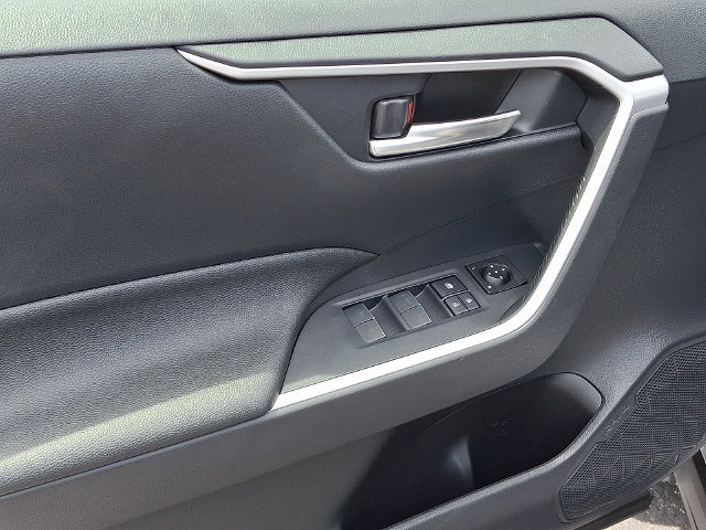 Used 2025 Toyota RAV4 XLE AWD/4WD image 12
