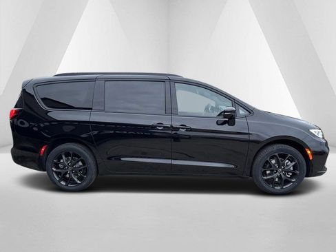 New 2026 Chrysler Pacifica Select w/ S Appearance Package image 8