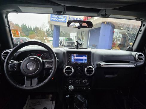 Used 2012 Jeep Wrangler Unlimited Rubicon w/ Connectivity Group image 17