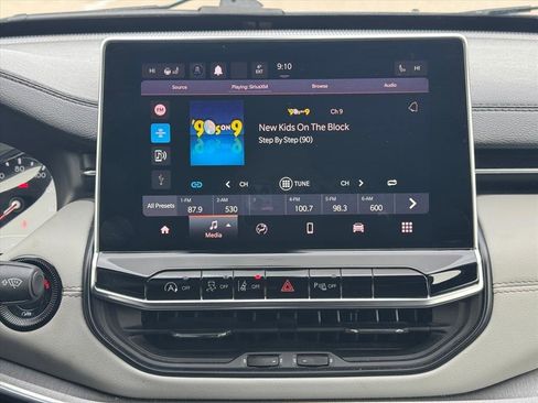 Used 2023 Jeep Compass Limited image 15