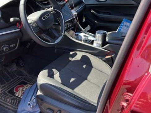 Used 2023 Jeep Grand Cherokee L Laredo image 6